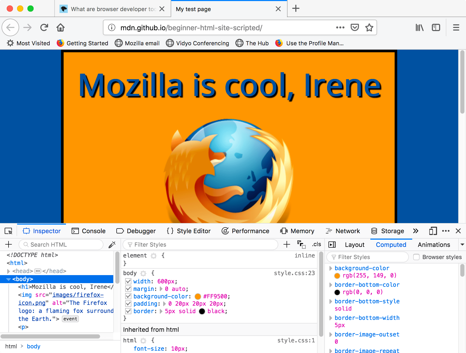 Capture d'écran d'un navigateur avec les outils de développement ouverts. La page web est affichée sur la moitié supérieure de la fenêtre du navigateur et les outils de développement sur la moitié inférieure. Dans les outils de développement, on distingue trois panneaux : HTML avec l'élément body sélectionné, CSS avec les styles qui cibles l'élément body sélectionné et un panneau pour les styles calculés qui affiche les styles du site, la case à cocher pour les styles du navigateur n'étant pas cochée.